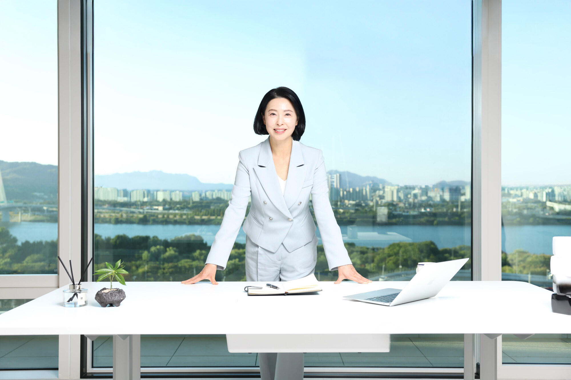 한강과 도심이 보이는 통창 앞 스탠딩 컷