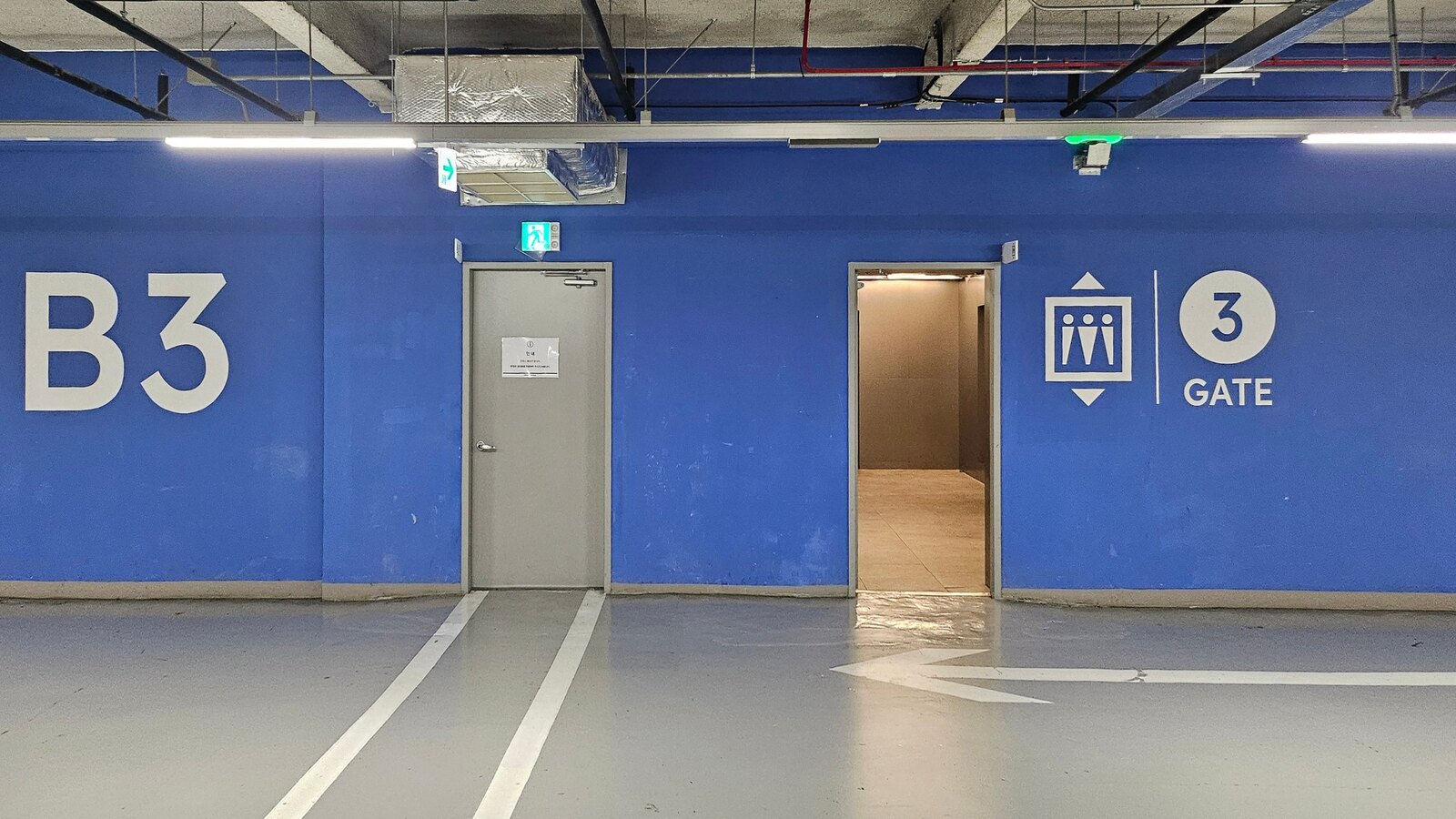 3번 GATE, 오른쪽 문으로 입장
