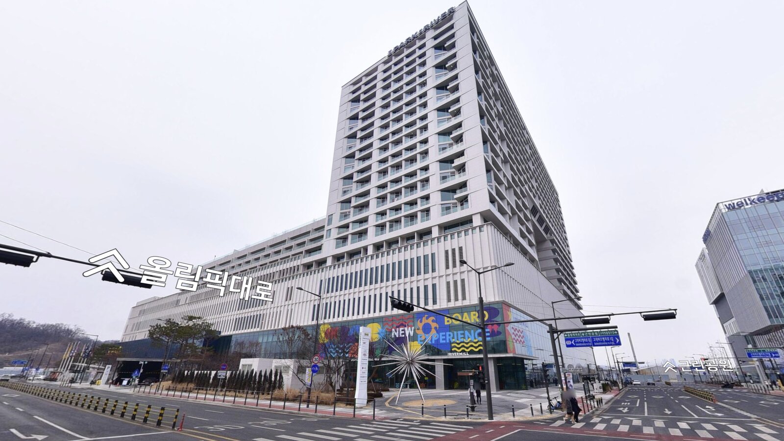 강동아이파크더리버 외관, 더리버몰 입구