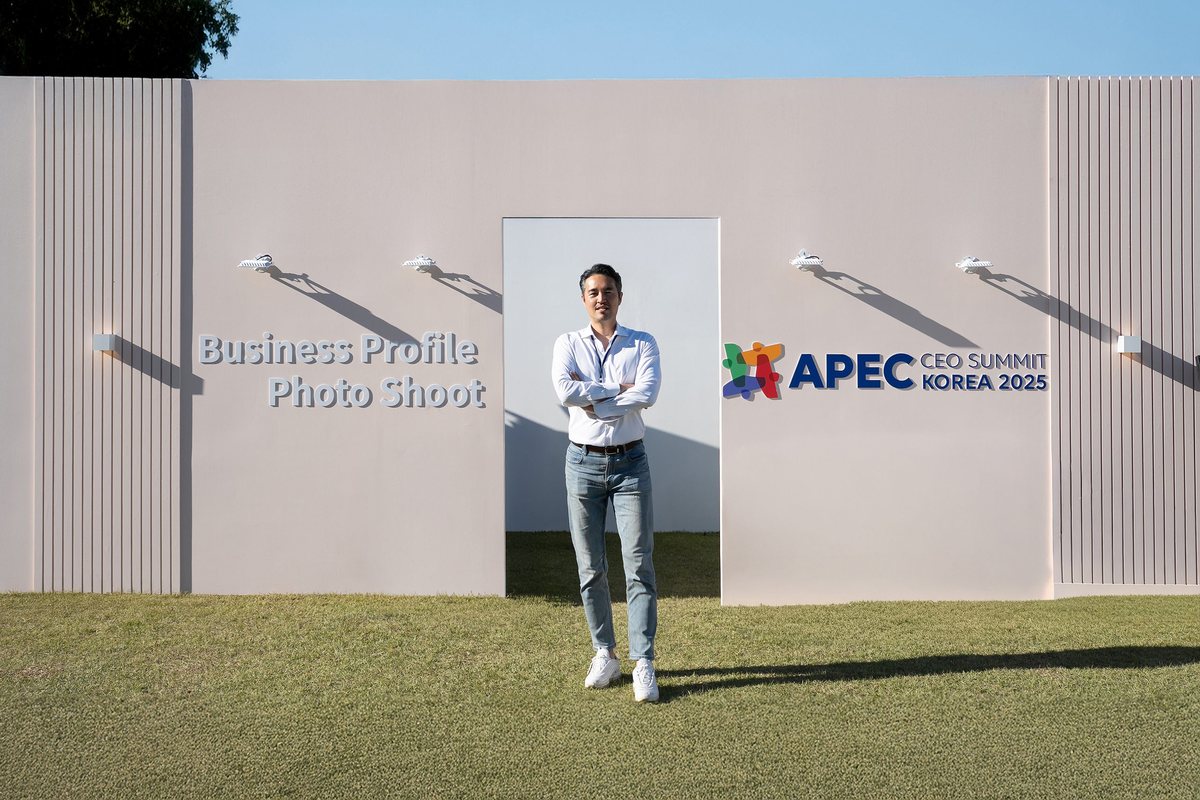 APEC CEO Summit Korea 2025 비즈니스 프로필 촬영 부스 앞 추상연 작가