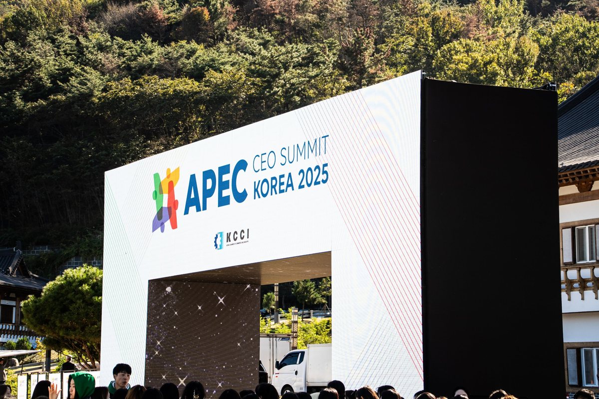 APEC CEO Summit Korea 2025 행사장 게이트