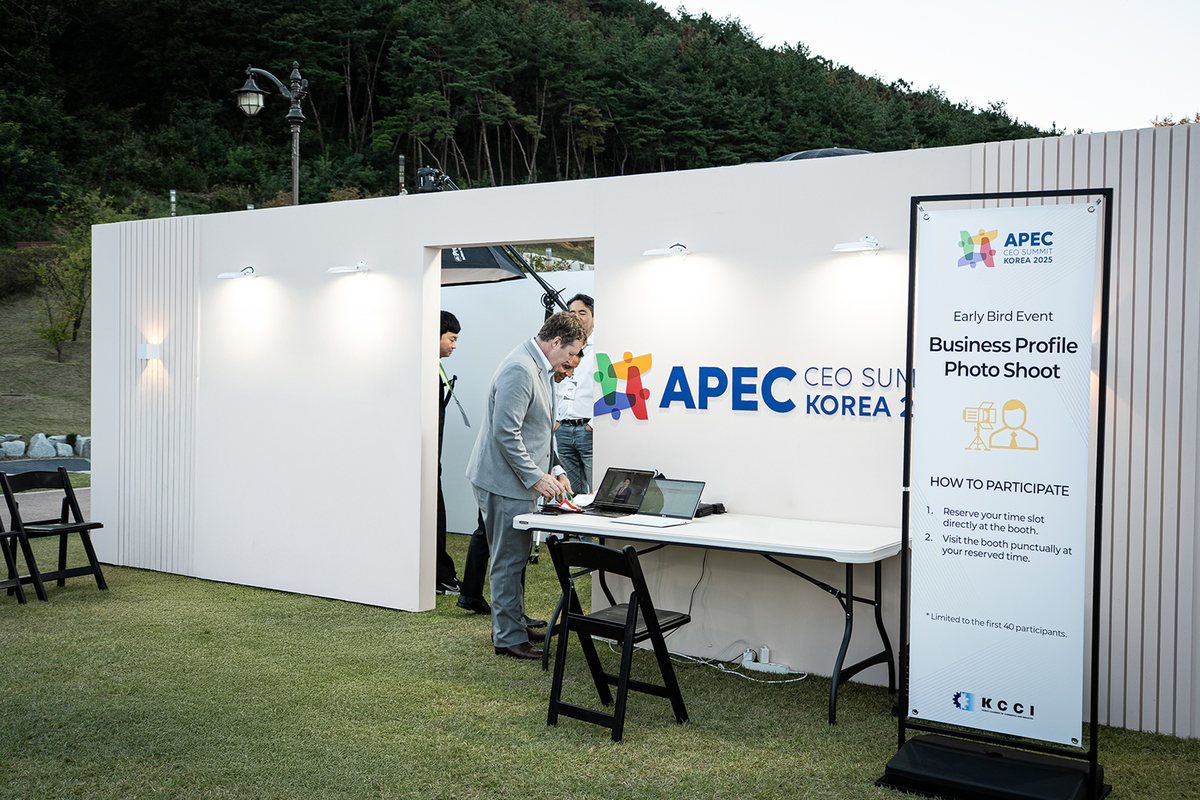 비즈니스 프로필 촬영 부스에서 촬영을 예약하는 참가자