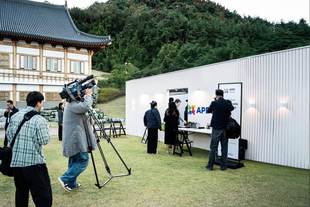촬영 부스를 취재하는 방송 카메라