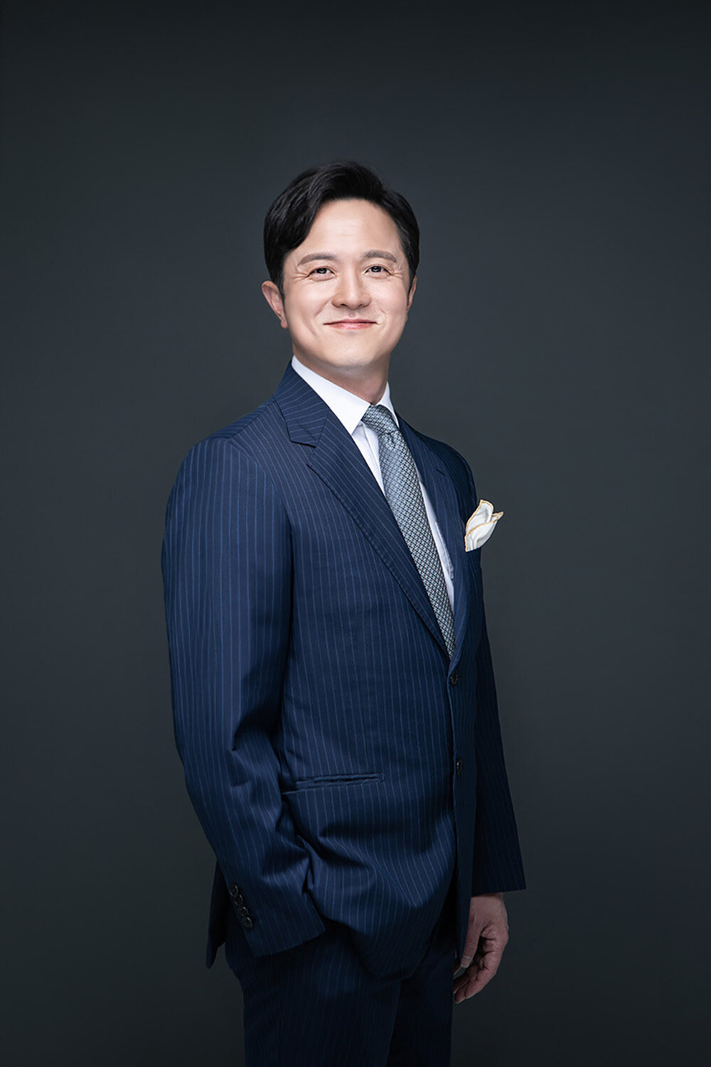 다크그레이 배경 프로필 예시