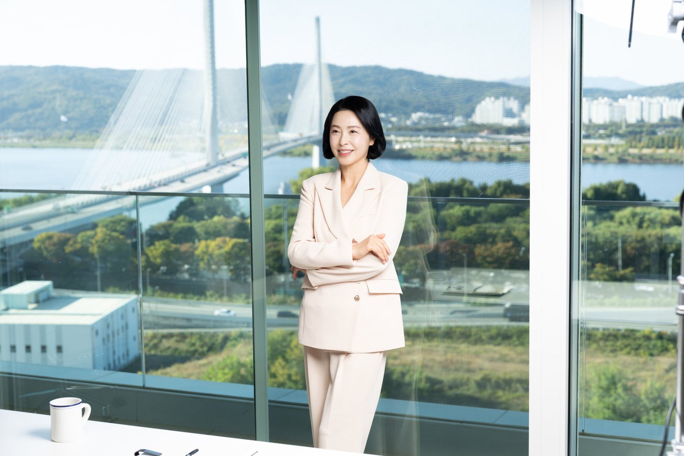 고덕대교와 한강을 배경으로 선 여성 비즈니스 화보