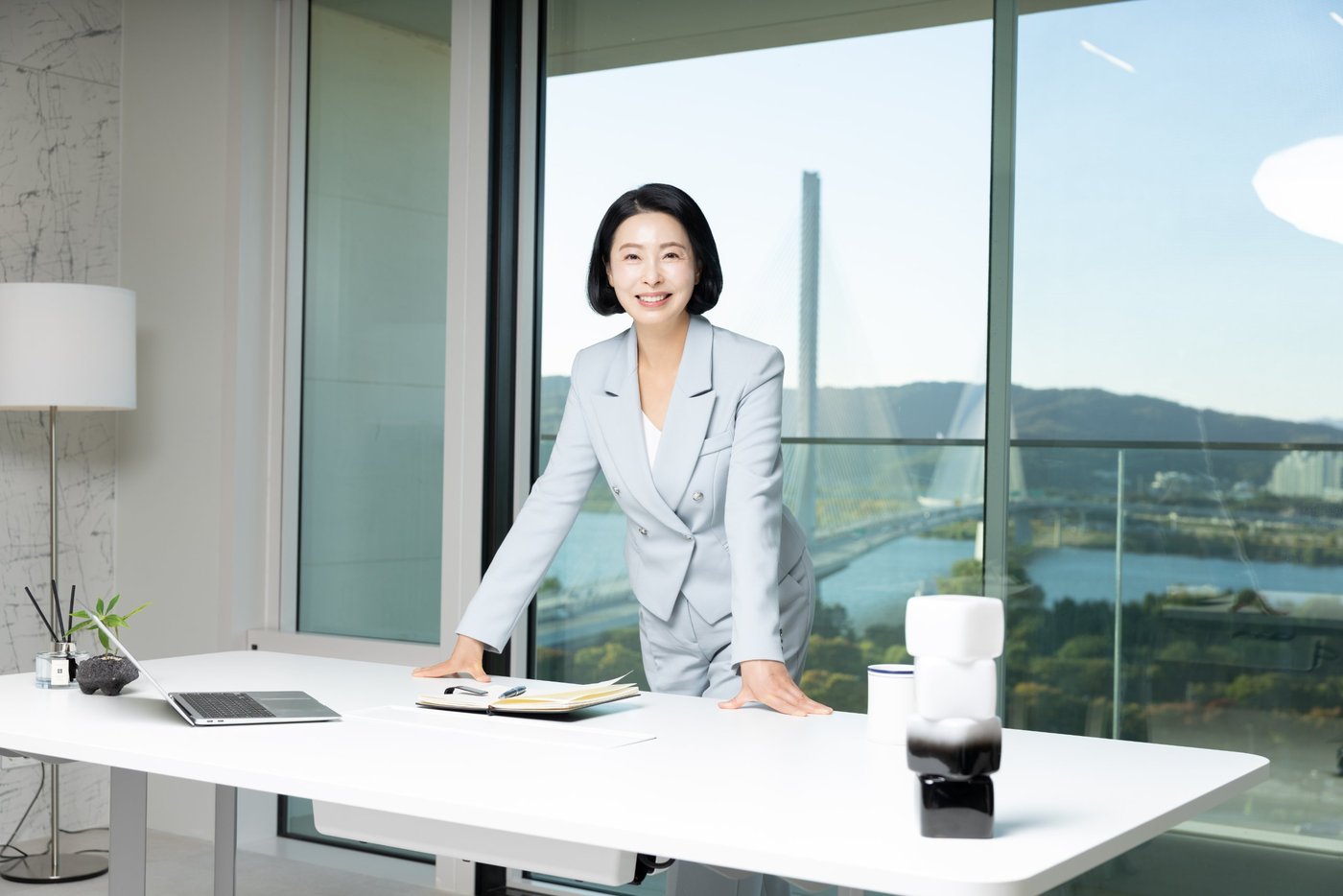 한강뷰 데스크에서 촬영한 여성 비즈니스 화보