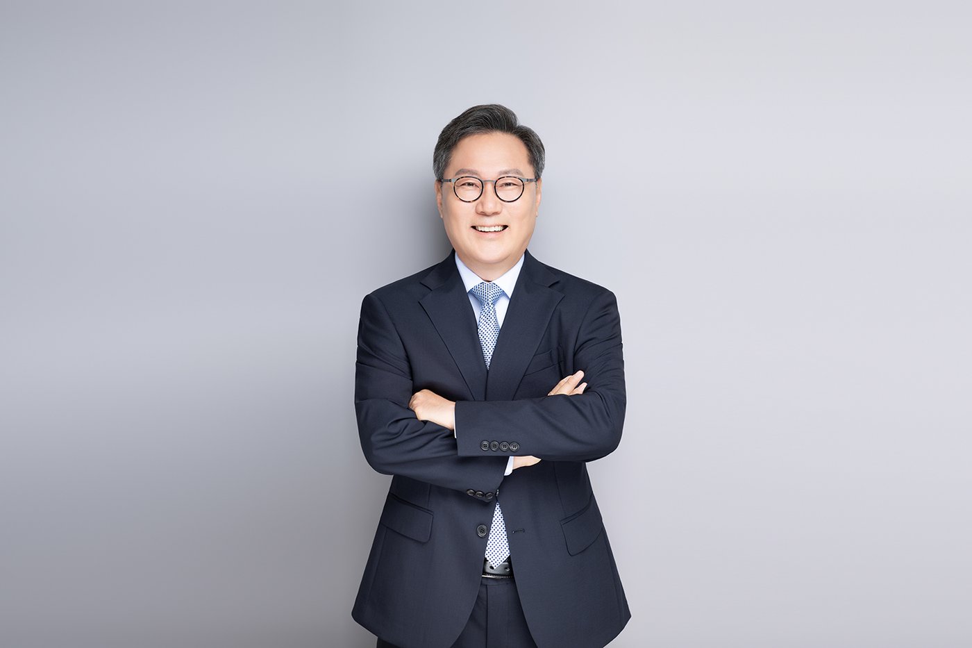 정장 스타일링을 마친 프로필